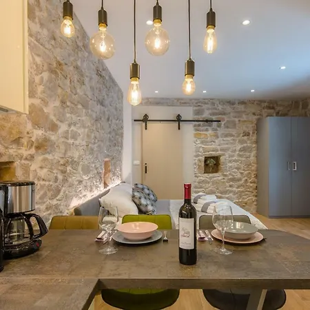 Apartment Luxury Studio Petra In 400 Year Old Stone House Split