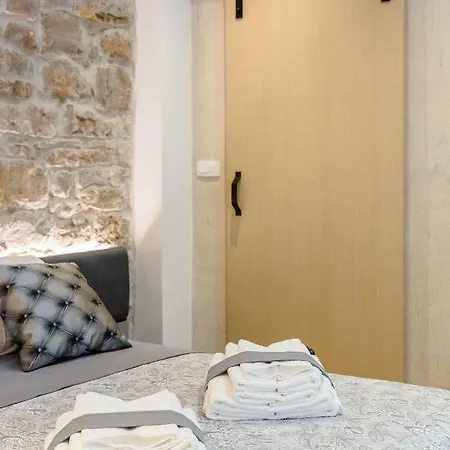 Luxury Studio Petra In 400 Year Old Stone House Appartamento Spalato