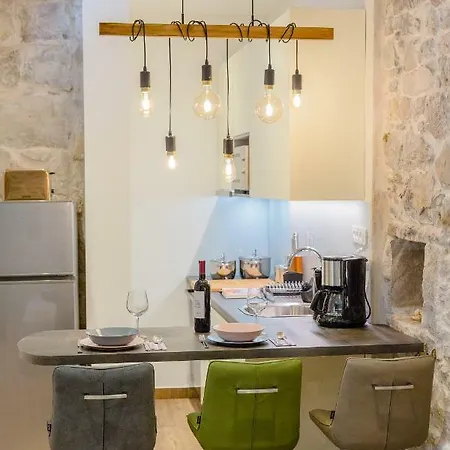 Luxury Studio Petra In 400 Year Old Stone House Split